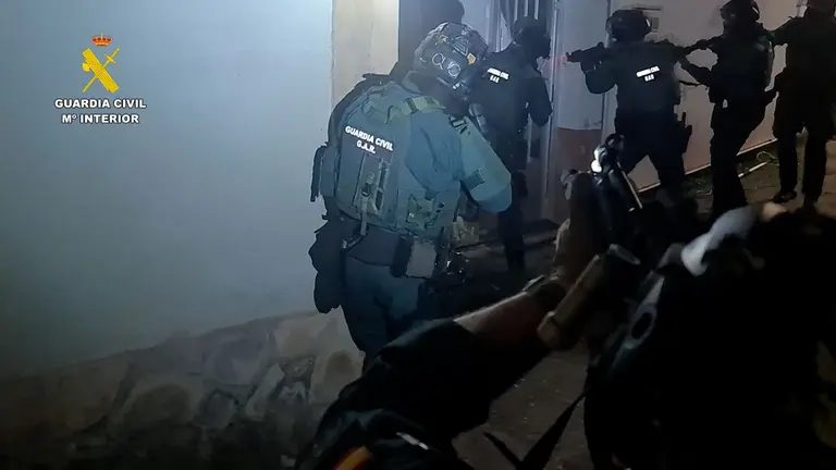Imagen de uno de los registros de la Guardia Civil para detener a los líderes de la organización. GUARDIA CIVIL