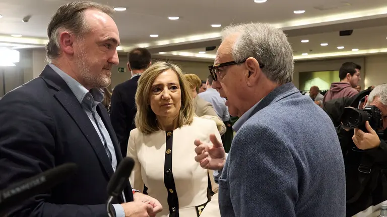 El presidente de UPN, Javier Esparza, interviene en la asamblea general de afiliados en el Hotel Iruña Park de Pamplona, con la presencia de Miguel Sanz, Alberto Toquero, Cristina Ibarrola y Enrique Maya, entre otros miembros destacados del partido regionalista. IÑIGO ALZUGARAY