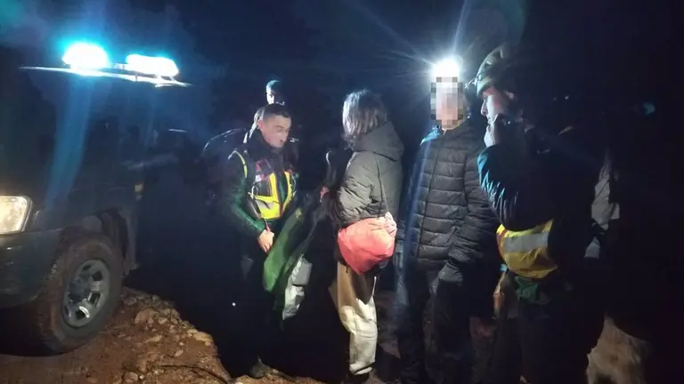 Agentes de la Guardia Civil con las personas que se habían desorientado en la Sierra de Alaiz. GUARDIA CIVIL