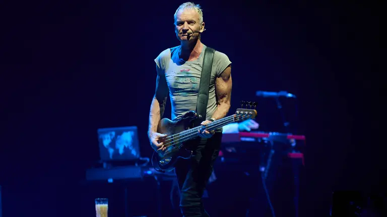 Concierto de Sting en el Navarra Arena de Pamplona dentro de su gira internacional 'My Songs' en la que el artista británico ha interpretado las canciones más famosas tanto de The Police como de la trayectoria de Sting en solitario. IÑIGO ALZUGARAY