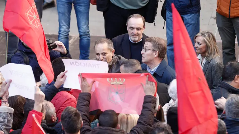 El líder del Partido Popular, Alberto Núñez Feijóo (c-d), y el presidente de UPN Javier Esparza (c-i) asisten a la concentración "Pamplona no se vende", este domingo en Pamplona. UPN convoca, bajo el lema 'Pamplona no se vende', una concentración en contra de la moción de censura en el Ayuntamiento de la capital navarra, a la que está previsto que acuda el líder nacional del PP, así como representantes nacionales de Vox y Ciudadanos. EFE/ Jesús Diges
