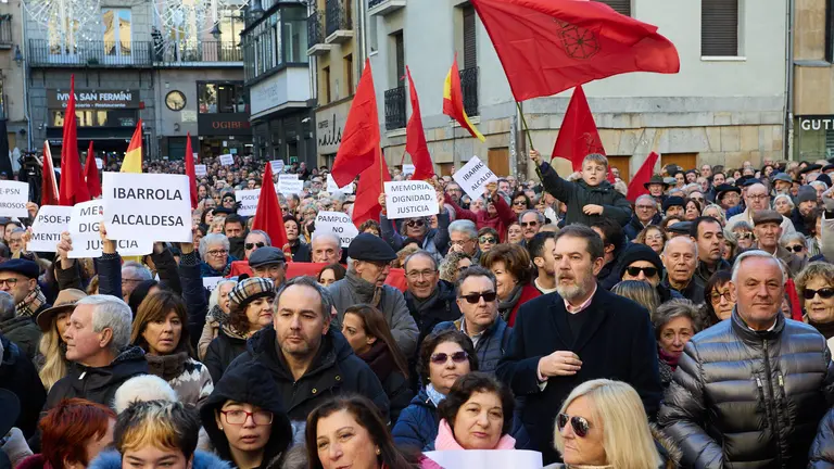 Concentración convocada por UPN con el lema 'Pamplona no se vende' para protestar por la moción de censura acordada entre el PSN y EH Bildu en el ayuntamiento de la ciudad. Con la presencia de la alcaldesa de Pamplona, Cristina Ibarrola, el presidente de UPN, Javier Esparza, el presidente del PP nacional, Alberto Núñez Feijóo, el vicepresidente de Castilla y León de VOX, Juan García-Gallardo y el secretario general de Ciudadanos, Adrián Vázquez, entre otros. IÑIGO ALZUGARAY
