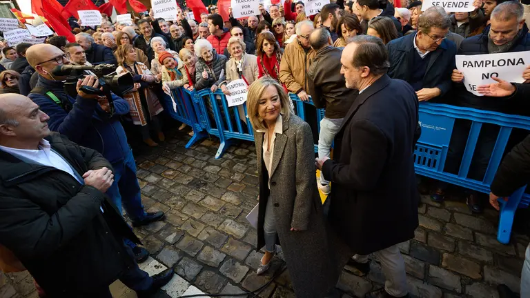 Concentración convocada por UPN con el lema 'Pamplona no se vende' para protestar por la moción de censura acordada entre el PSN y EH Bildu en el ayuntamiento de la ciudad. Con la presencia de la alcaldesa de Pamplona, Cristina Ibarrola, el presidente de UPN, Javier Esparza, el presidente del PP nacional, Alberto Núñez Feijóo, el vicepresidente de Castilla y León de VOX, Juan García-Gallardo y el secretario general de Ciudadanos, Adrián Vázquez, entre otros. IÑIGO ALZUGARAY