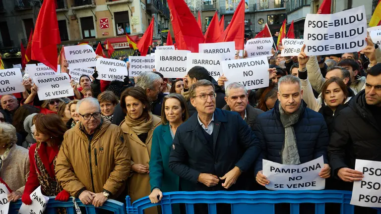 Concentración convocada por UPN con el lema 'Pamplona no se vende' para protestar por la moción de censura acordada entre el PSN y EH Bildu en el ayuntamiento de la ciudad. Con la presencia de la alcaldesa de Pamplona, Cristina Ibarrola, el presidente de UPN, Javier Esparza, el presidente del PP nacional, Alberto Núñez Feijóo, el vicepresidente de Castilla y León de VOX, Juan García-Gallardo y el secretario general de Ciudadanos, Adrián Vázquez, entre otros. IÑIGO ALZUGARAY