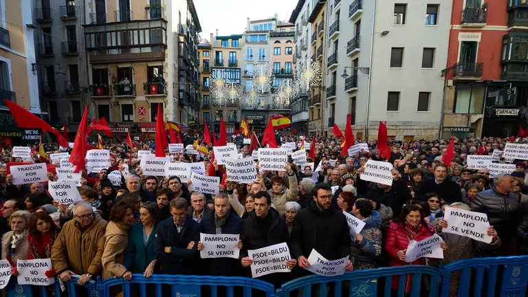 Concentración convocada por UPN con el lema 'Pamplona no se vende' para protestar por la moción de censura acordada entre el PSN y EH Bildu en el ayuntamiento de la ciudad. Con la presencia de la alcaldesa de Pamplona, Cristina Ibarrola, el presidente de UPN, Javier Esparza, el presidente del PP nacional, Alberto Núñez Feijóo, el vicepresidente de Castilla y León de VOX, Juan García-Gallardo y el secretario general de Ciudadanos, Adrián Vázquez, entre otros. IÑIGO ALZUGARAY