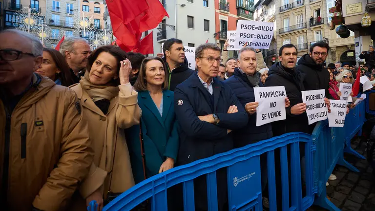 Concentración convocada por UPN con el lema 'Pamplona no se vende' para protestar por la moción de censura acordada entre el PSN y EH Bildu en el ayuntamiento de la ciudad. Con la presencia de la alcaldesa de Pamplona, Cristina Ibarrola, el presidente de UPN, Javier Esparza, el presidente del PP nacional, Alberto Núñez Feijóo, el vicepresidente de Castilla y León de VOX, Juan García-Gallardo y el secretario general de Ciudadanos, Adrián Vázquez, entre otros. IÑIGO ALZUGARAY