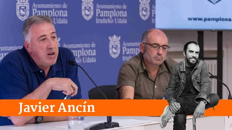 El alcalde de Pamplona, Joseba Asiron, y el concejal de Ciudad Habitable y Vivienda, Joxe Abaurrea, analizan el expediente del solar del Colegio de Salesianos. IÑIGO ALZU (17) (1)