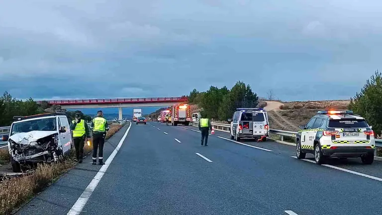 Uno de los vehículos ha girado sobre su eje 180 grados y ha quedado en la mediana tras el impacto. GUARDIA CIVIL