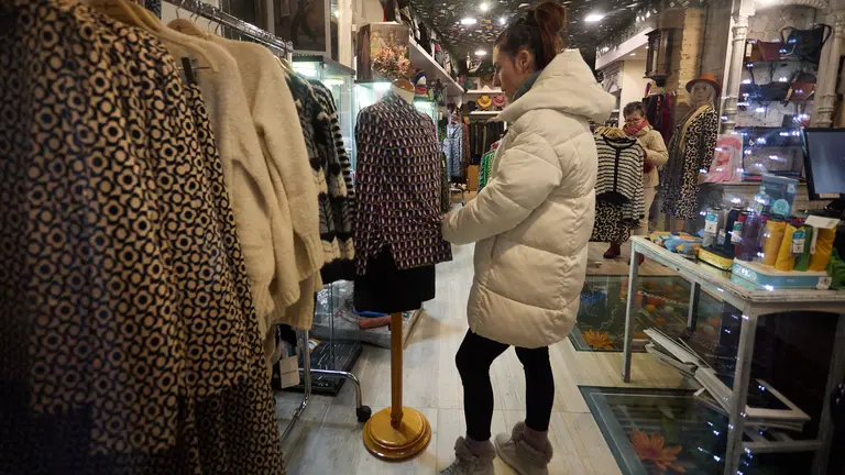 Compras navideñas en Pamplona. IÑIGO ALZUGARAY