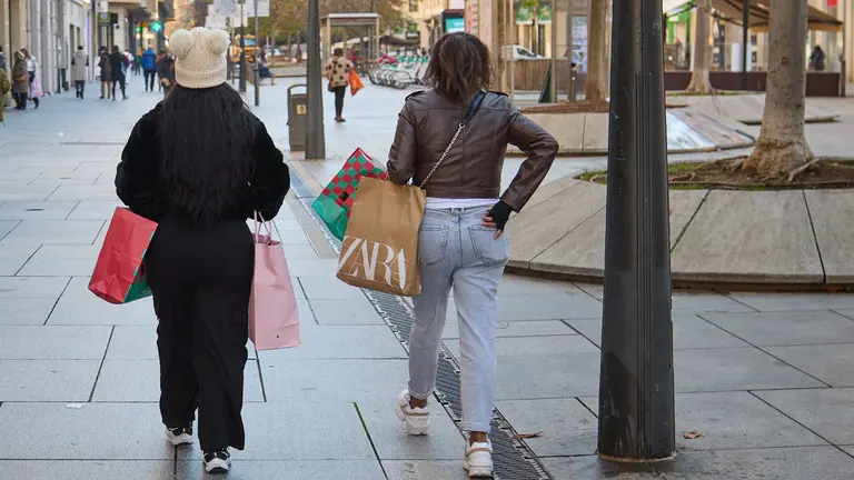 Compras navideñas en Pamplona. IÑIGO ALZUGARAY