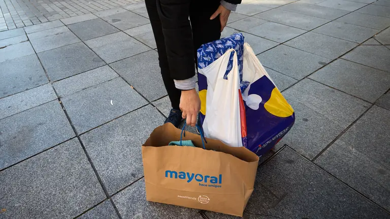 Compras navideñas en Pamplona. IÑIGO ALZUGARAY