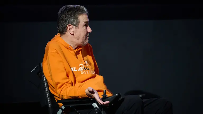 El ex futbolista navarro Juan Carlos Unzué apadrina el 'kELÁmetro solidario', un reto ciclista y solidario que tiene el objetivo de recaudar fondos para la Asociación Navarra de ELA (ANELA).  PABLO LASAOSA