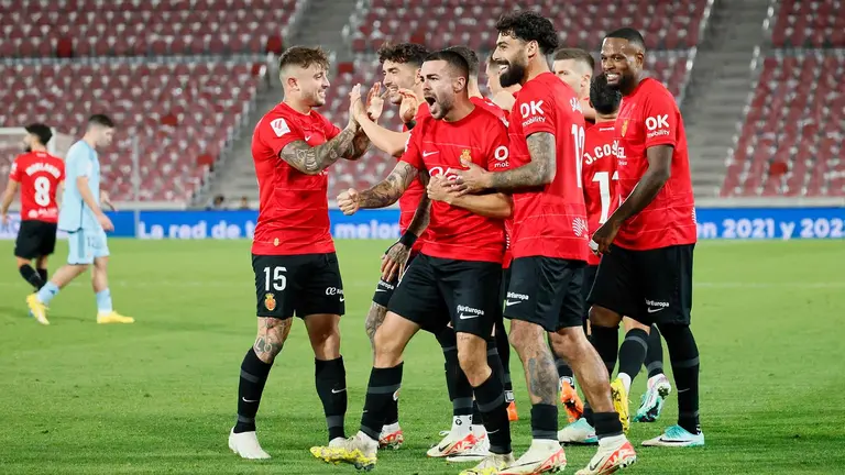 Los jugadores del Mallorca celebran un gol durante el encuentro de la jornada 18 de LaLiga entre el RCD Mallorca y el CA Osasuna, este jueves en el Estadio de Son Moix, en Mallorca. EFE/ Cati Cladera