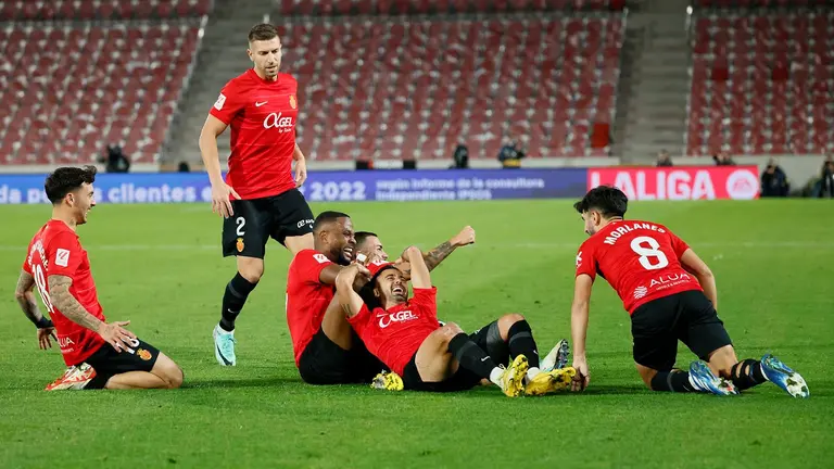 Los jugadores del Mallorca celebran un gol durante el encuentro de la jornada 18 de LaLiga entre el RCD Mallorca y el CA Osasuna, este jueves en el Estadio de Son Moix, en Mallorca. EFE/ Cati Cladera