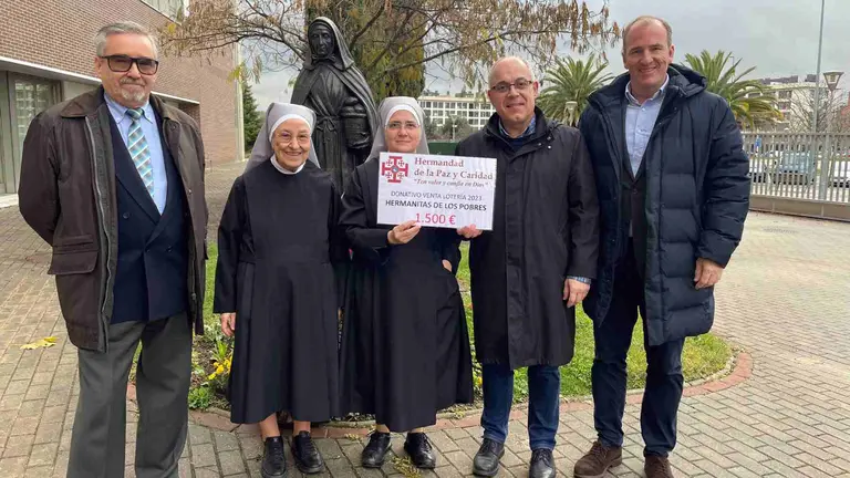 La superiora, Rosa León junto a los miembros de la Hermandad de la Paz y Caridad, Eradio Ezpeleta, Jaime Redín y Jokin San Julián. CEDIDA