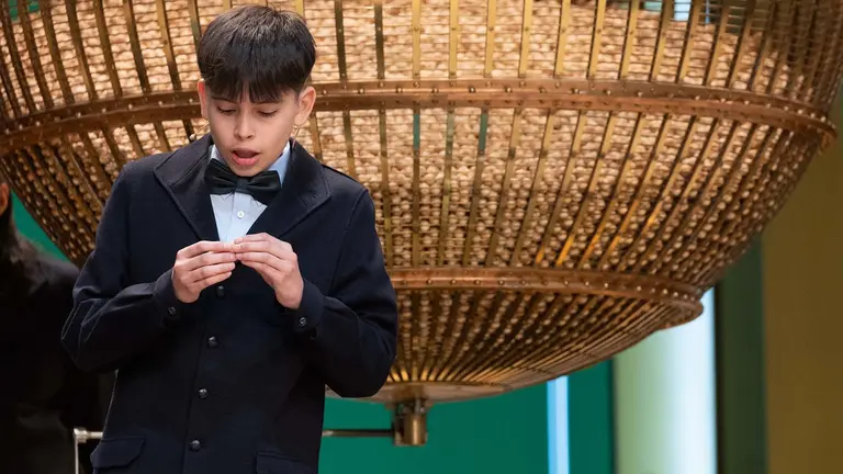Luis Alcides Paniagua canta número de la Residencia de San Ildefonso canta número durante el Sorteo Extraordinario de la Lotería de Navidad 2023. EDUARDO PARRA / EUROPA PRESS