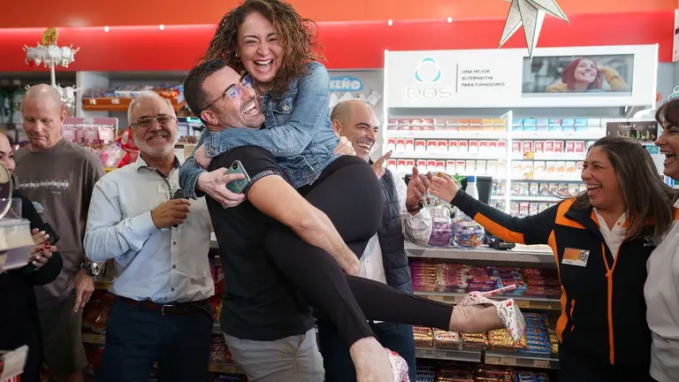 Los propietarios de la gasolinera La Chasnera, en el km 54 en la autopista TF-1 en el municipio de Granadilla de Abona (Tenerife), celebran haber vendido dos décimos el segundo premio de la lotería de Navidad con el número 58303. EFE/ Ramón De La Rocha
