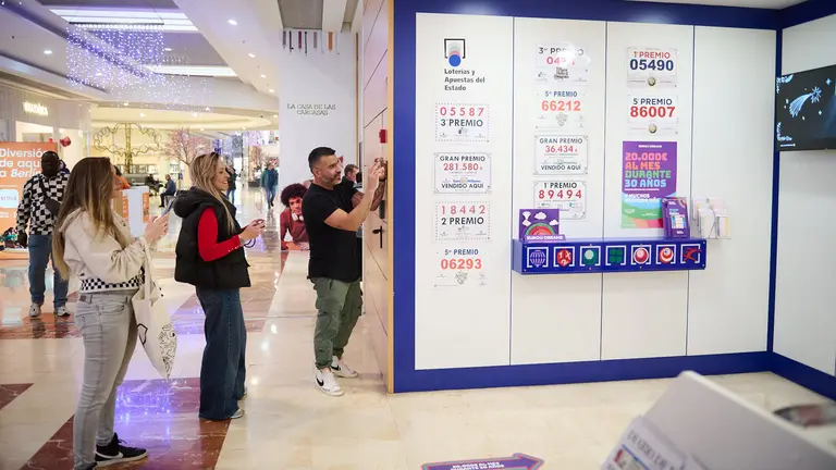 Adolfo Mendizabal, de la lotería de La Morea, donde ha caído El Gordo del sorteo de la lotería de Navidad. PABLO LASAOSA