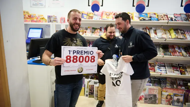 Adolfo Mendizabal, de la lotería de La Morea, donde ha caído El Gordo del sorteo de la lotería de Navidad. PABLO LASAOSA