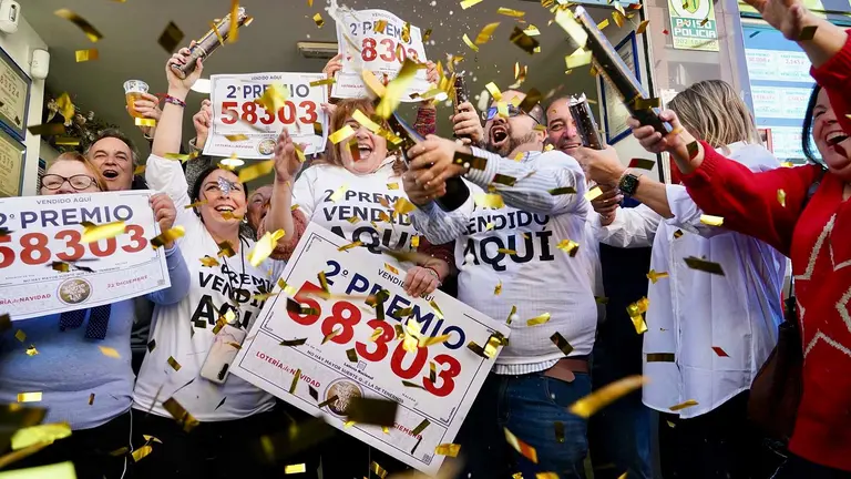 Varios agraciados celebran el la administración de La Lagunilla, 66 , el segundo premios del Sorteo Extraordinario de Lotería de Navidad 2023, correspondiente a los números, 58303,  a 17 de Málaga (España), a 22 de diciembre de 2023. Hoy se celebra el Sorteo Extraordinario de Navidad 2023, con el que el Estado reparte 2.590 millones de euros en premios entre los 185 millones de décimos de Lotería puestos a la venta. La emisión asciende a 3.700 millones de euros en total,  repartiéndose en premios el 70%. El sorteo se celebra mediante el llamado ‘sistema tradicional’, que consiste en dos bombos que contienen uno de ellos los números y el otro, los premios. En esta ocasión el patio de butacas del Teatro Real tiene aforo completo.
Álex Zea / Europa Press
22/12/2023