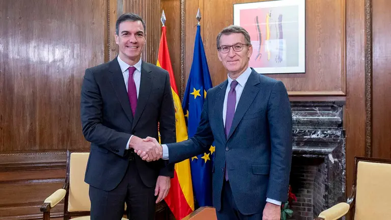 El presidente del Gobierno, Pedro Sánchez (i), y el líder del PP, Alberto Núñez Feijóo (d), se saludan durante una reunión, en el Congreso de los Diputados, a 22 de diciembre de 2023, en Madrid (España). Durante el encuentro, han tratado temas como la renovación del Consejo General del Poder Judicial, la reforma del artículo 49 de la Constitución y el nuevo modelo de financiación autonómica, temas propuestos por el Gobierno. También, han hablado sobre la Ley de Amnistía y los pactos del Ejecutivo con el independentismo, a petición del PP.
22 DICIEMBRE 2023;REUNIÓN;PRESIDENTE;FEIJOO;SÁNCHEZ;PODER JUDICIAL;CGPJ;ARTÍCULO 49;AUTONOMÍA;REFORMA;PP-PSOE;PP;PSOE;
Alberto Ortega / Europa Press
22/12/2023