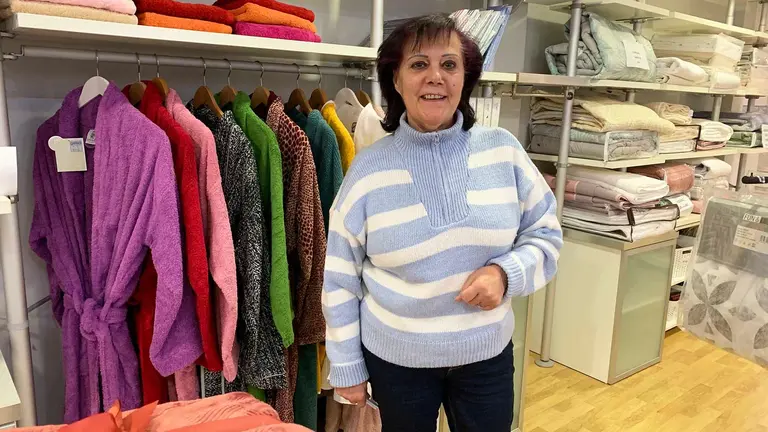 María Ángeles Gómez en su tienda Gelisa en la calle San Alberto Magno de Pamplona. Navarra.com