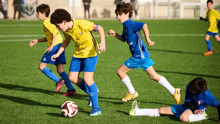 San Ignacio se enfrenta a San Cernin durante la primera jornada del Torneo Interescolar de Osasuna en Tajonar. PABLO LASAOSA