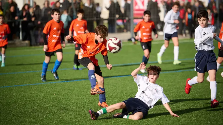 Jaso Ikastola se enfrenta a Teresianas durante la primera jornada del Torneo Interescolar de Osasuna en Tajonar. PABLO LASAOSA