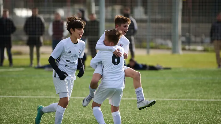 Virgen de la Olvia se enfrenta a San Miguel durante la primera jornada del Torneo Interescolar de Osasuna en Tajonar. PABLO LASAOSA