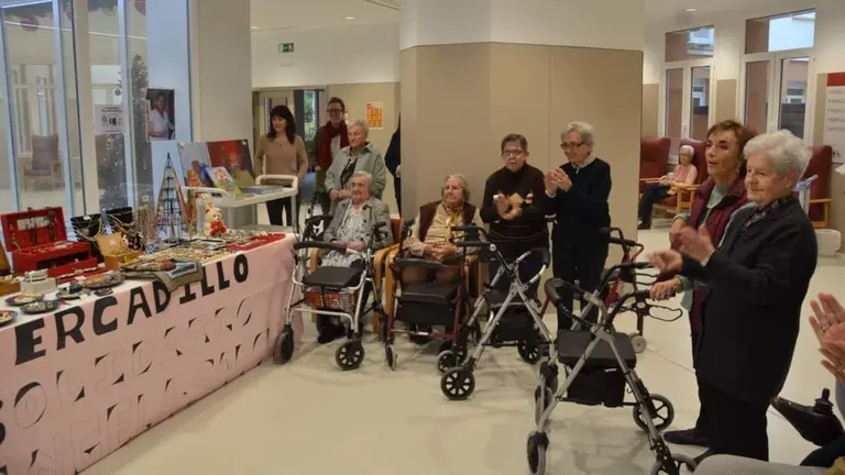 Residentes de la Casa de Misericordia organizan un mercadillo solidario para recordar a la fallecida Ángela Sancho. CEDIDA