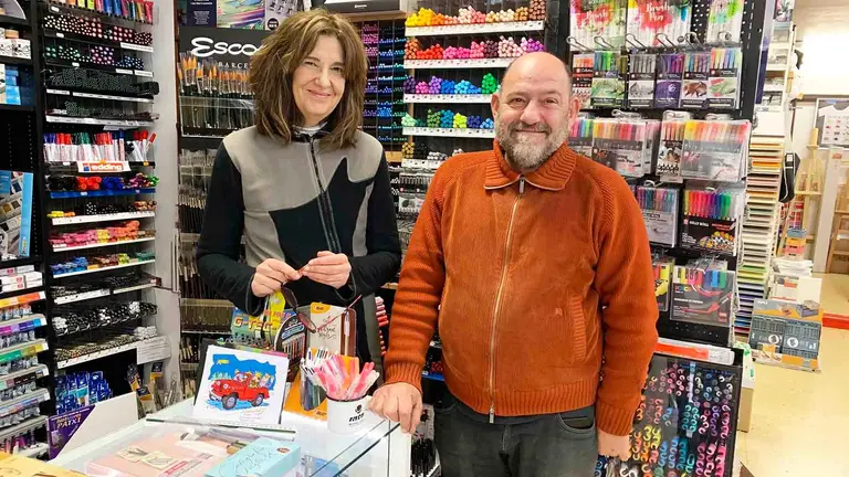 Belén Nogales y Patxi Aldunate en la tienda Pinturas Iturrama de Pamplona. Navarra.com