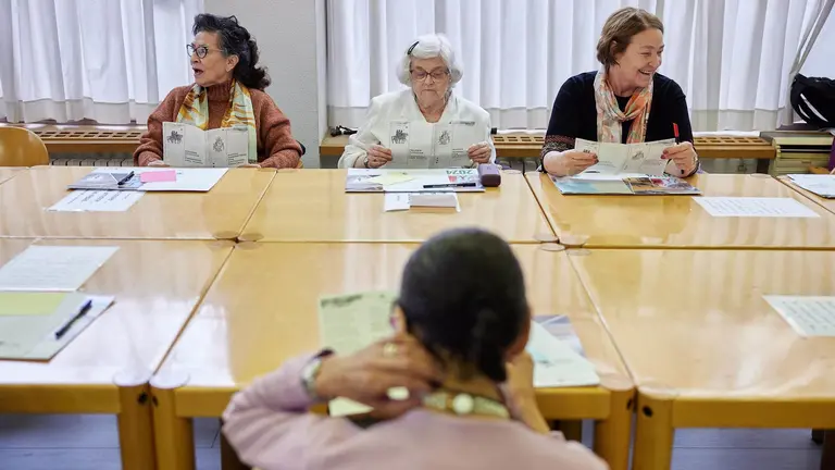 Más de 1.000 niños entregan cientos de postales navideñas a las personas mayores de los barrios de Pamplona. AYUNTAMIENTO DE PAMPLONA