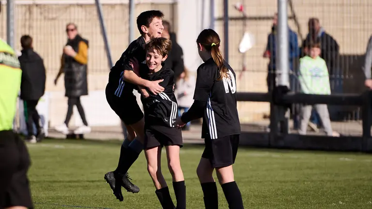 Santa Luisa de Marillac se enfrenta a Mater Dei durante la segunda jornada del Torneo Interescolar de Osasuna en Tajonar. PABLO LASAOSA
