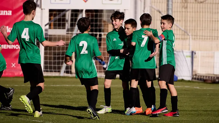 La Compasión se enfrenta a San Pedro durante la segunda jornada del Torneo Interescolar de Osasuna en Tajonar. PABLO LASAOSA