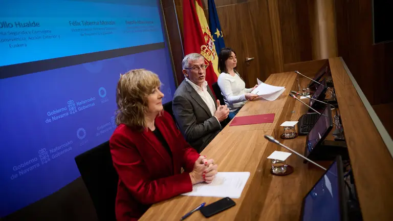 El vicepresidente primero y consejero de Presidencia e Igualdad, Félix Taberna, la vicepresidenta segunda y consejera de Memoria y Convivencia, Acción Exterior y Euskera, Ana Ollo, y la vicepresidenta tercera y consejera de Vivienda, Juventud y Políticas Migratorias, Begoña Alfaro, explican las prioridades legislativas del Ejecutivo foral para el próximo año PABLO LASAOSA