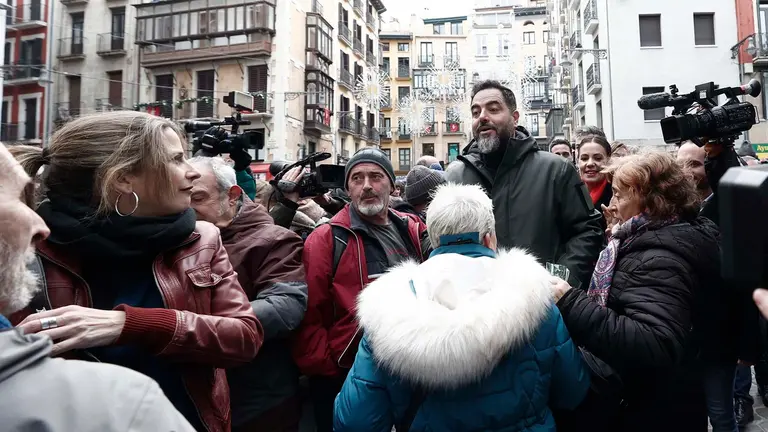 El portavoz del Grupo Parlamentario del PSN, Ramón Alzorriz (c) junto a los concejales del partido a su llegada a la plaza del Ayuntamiento de Pamplona, este jueves cuando tendrá lugar la primera moción de censura de la historia democrática del Ayuntamiento de Pamplona despojará de la alcaldía a UPN y dará paso a un gobierno local liderado por EH Bildu con el apoyo de PSN, Geroa Bai y Contigo-Zurekin. EFE/ Jesús Diges