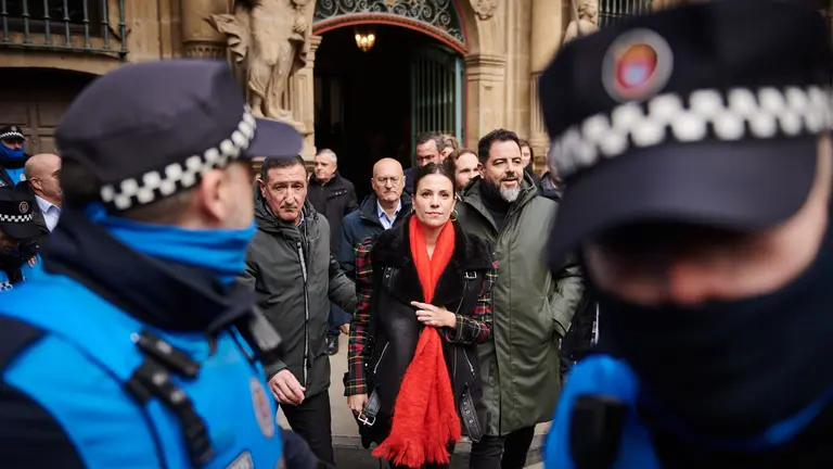 Marina Muriel abandona el Ayuntamiento junto a sus concejales después de la moción de censura. PABLO LASAOSA