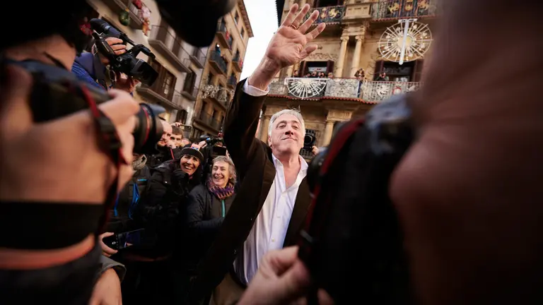 El nuevo alcalde de Pamplona, Joseba Asirón, sale a saludar a las personas en la Plaza del Ayuntamiento después de la moción de censura. PABLO LASAOSA