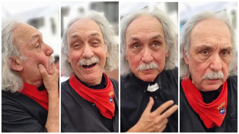 John Kimmich Javier es el hombre de las mil caras. Tiene el aire de un sesudo Albert Einstein que puede transformarse en un beato clérigo, improvisando un alzacuellos con una servilleta de papel (Fotos Jorge Nagore)