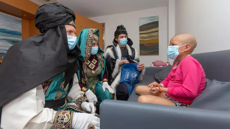 Los emisarios de los Reyes Magos visitan a los pacientes pediátricos de Clínica Universidad de Navarra para recoger sus cartas. - CLÍNICA UNIVERSIDAD DE NAVARRA