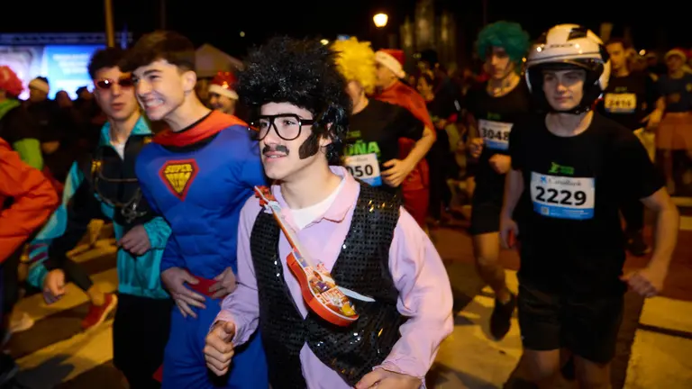 XL edición de la San Silvestre de Pamplona, con una participación multitudinaria en la más de 5.000 corredores han completado los 4,5 km. del recorrido, con muchos de ellos disfrazados como ya es tradición en la última carrera popular del año en la capital navarra. IÑIGO ALZUGARAY