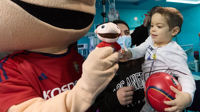 Futbolistas de las primeras plantillas masculina y femenina de Osasuna visitan a los niños y niñas ingresados en el Hospital Universitario de Navarra. IÑIGO ALZUGARAY