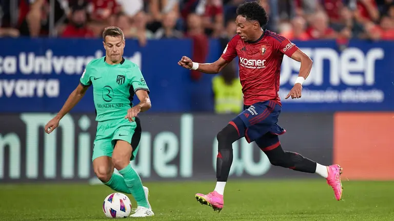 Cesar Azpilicueta ante Johan Mojica en el estadio de El Sadar. Ricardo Larreina / Afp7 / Europa Press.