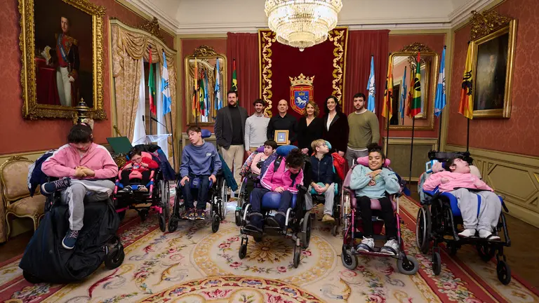 El alcalde, Joseba Asiron, y miembros de la Corporación municipal participan en la entrega de la XXII Haba de Oro, otorgada por la Asociación Cabalgata Reyes Magos de Pamplona a ASPACE. PABLO LASAOSA