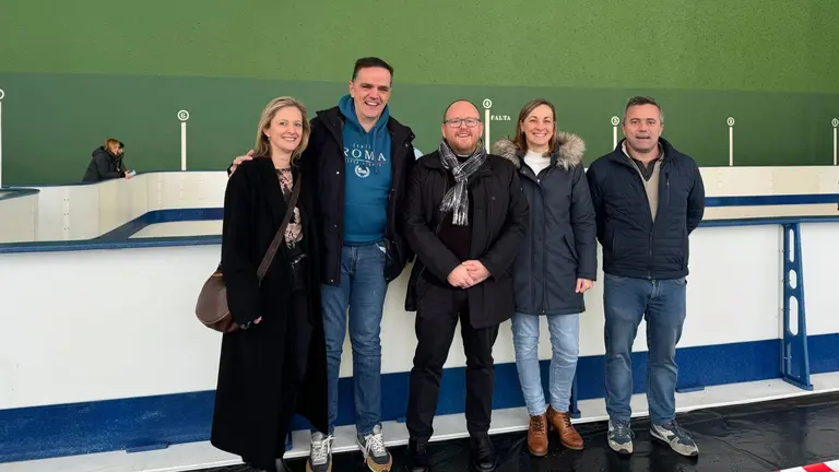 Parte de la Corporación municipal visita la pista de hielo de la Cendea de Cizur. CEDIDA