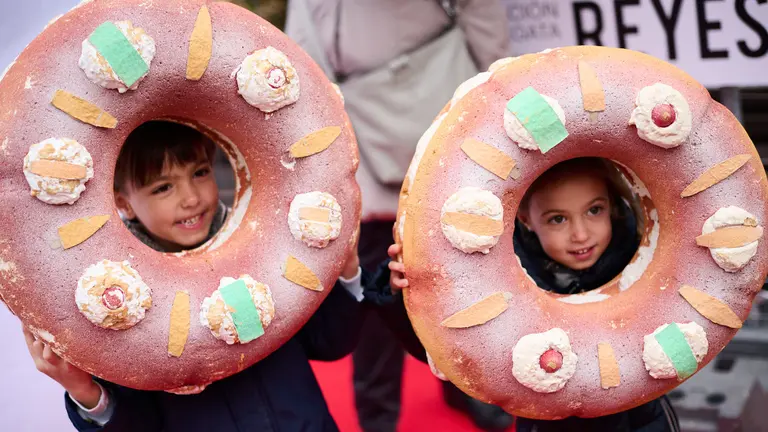 Reparto de roscos de Reyes en Pamplona amenizado con los anaderados y los dromedarios. PABLO LASAOSA