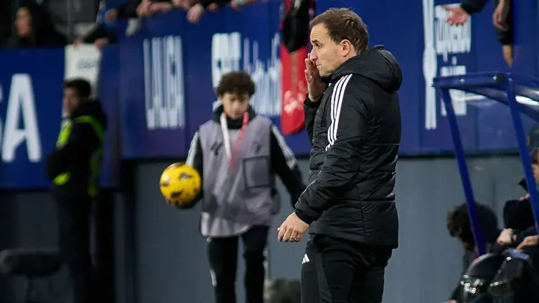 Jagoba Arrasate (entrenador CA Osasuna) durante el partido de La Liga EA Sports entre CA Osasuna y UD Almería disputado en el estadio de El Sadar en Pamplona. IÑIGO ALZUGARAY