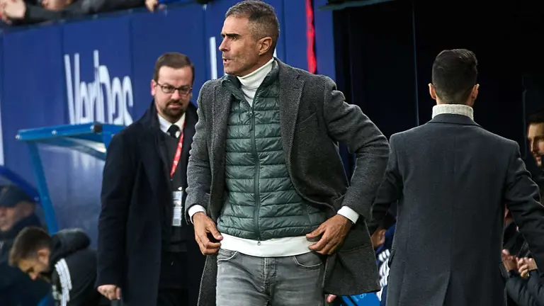 Gaizka Garitano (entrenador UD Almería) durante el partido de La Liga EA Sports entre CA Osasuna y UD Almería disputado en el estadio de El Sadar en Pamplona. IÑIGO ALZUGARAY