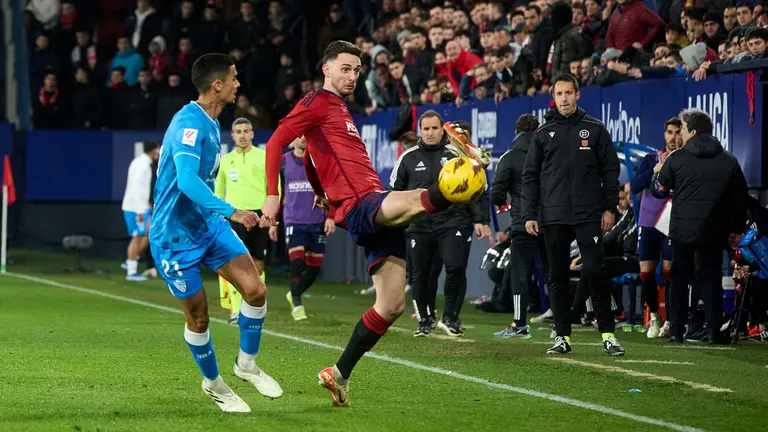 Chumi Brandáriz (21. UD Almeria) y Raúl García (23. CA Osasuna) durante el partido de La Liga EA Sports entre CA Osasuna y UD Almería disputado en el estadio de El Sadar en Pamplona. IÑIGO ALZUGARAY