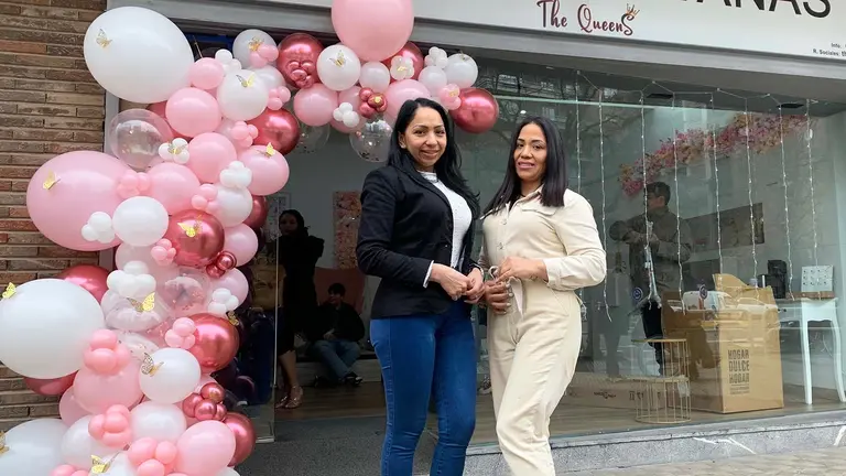 María Fernanda y su hermana Mónica Pincay posando delante de su nueva tienda en Pamplona. Navarra.com